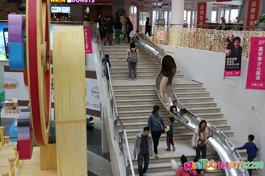 商場(chǎng)里的不銹鋼滑梯有哪些優(yōu)點(diǎn)？有許多優(yōu)點(diǎn)